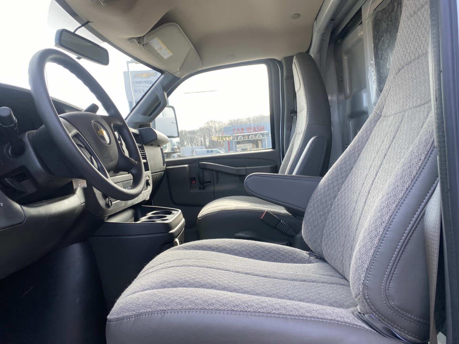 2025 Chevrolet Express Cutaway 3500 1WT