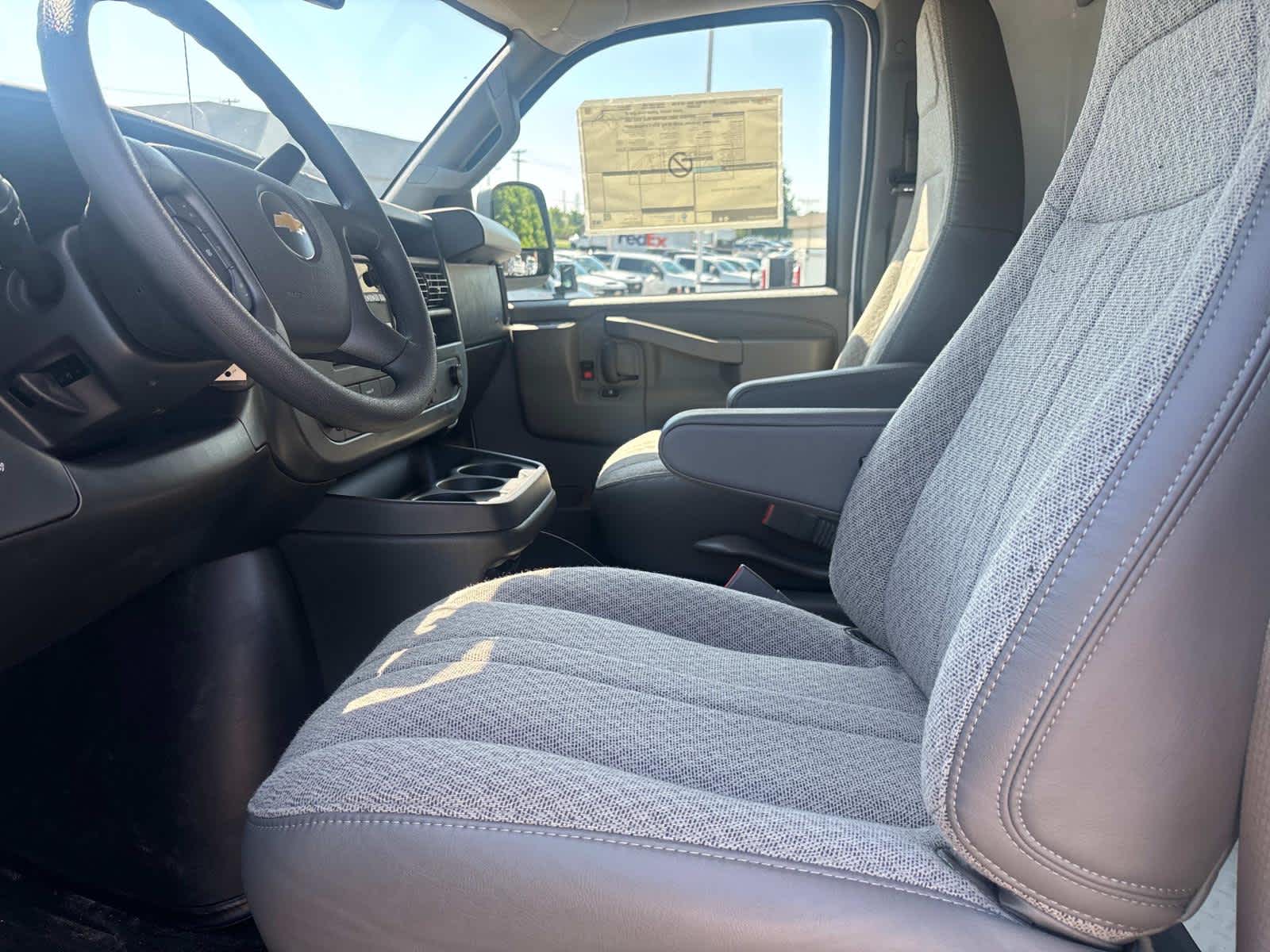 2025 Chevrolet Express Cutaway 3500 1WT