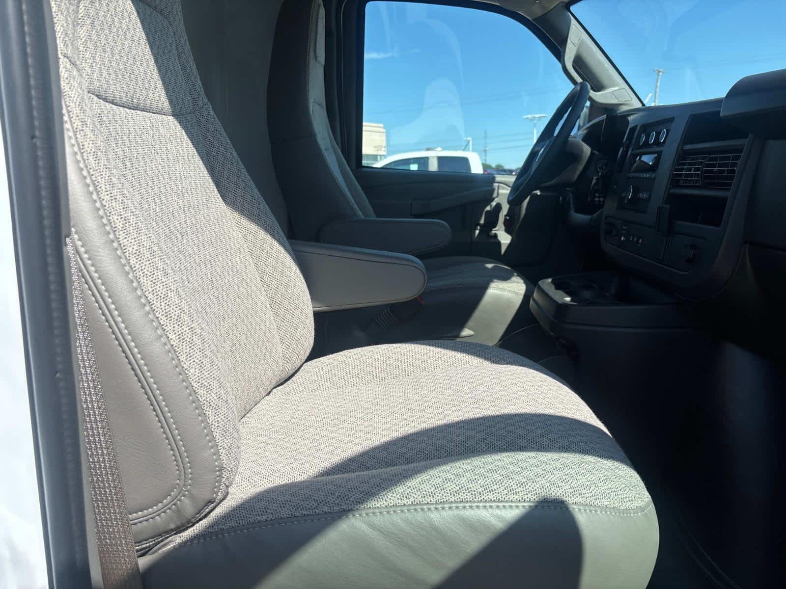 2025 Chevrolet Express Cutaway 3500 1WT