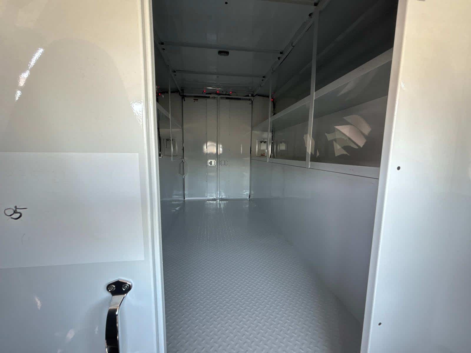 2025 Chevrolet Express Cutaway 3500 1WT