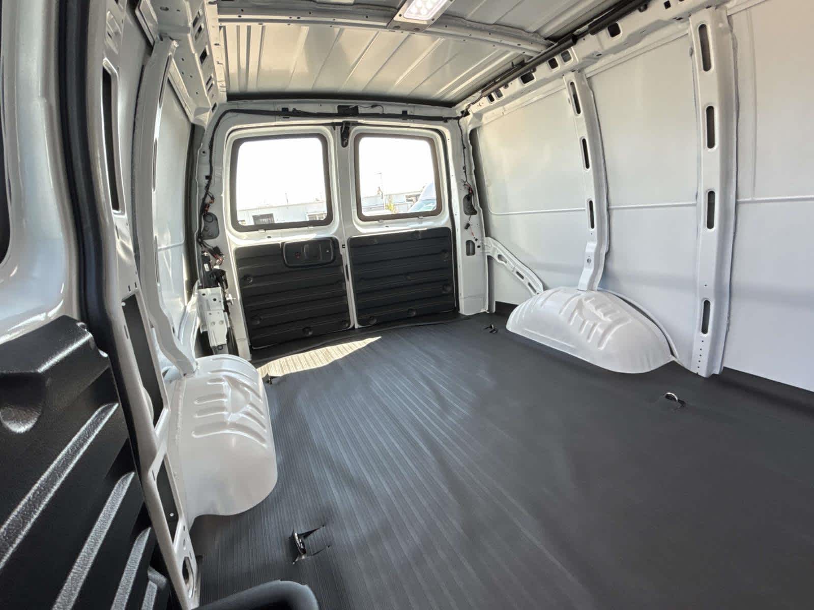 2025 Chevrolet Express Cutaway 3500 1WT