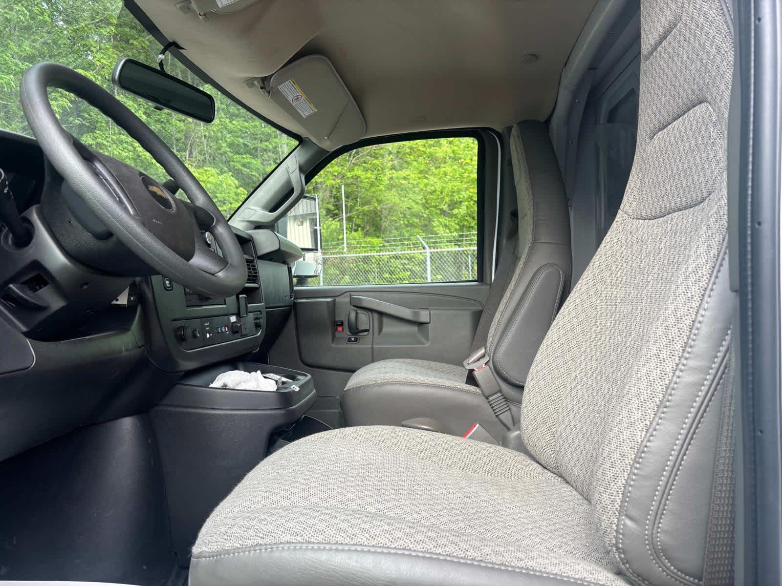 2025 Chevrolet Express Cutaway 3500 1WT