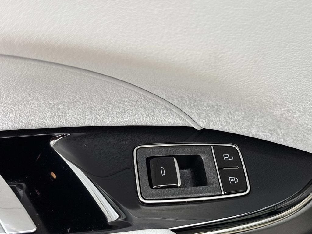 2024 Cadillac LYRIQ Luxury 1